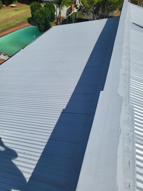 Finished roof with a uniform grey coating